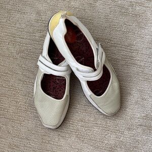 Aetrex White and Cream Flats